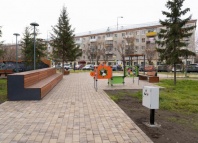 У геронтологического центра в Тюмени обустроили удобный для спокойного отдыха сквер