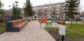 У геронтологического центра в Тюмени обустроили удобный для спокойного отдыха сквер