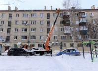 Тюменские депутаты помогают горожанам избавить свои дворы и крыши от снега и льда