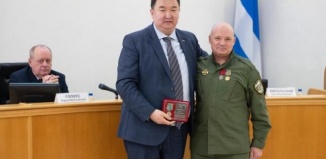 “За помощь фронту” наградили тюменцев в гордуме