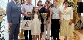 Семьи Вдовиных и Широковых в Тюмени награждены за сохранение и укрепление семейных ценностей